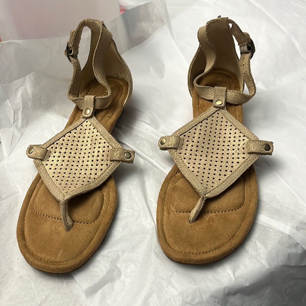 Koolaburra by UGG Women's Briona Wedge Sandals beige-gold, thong, ankle buckle